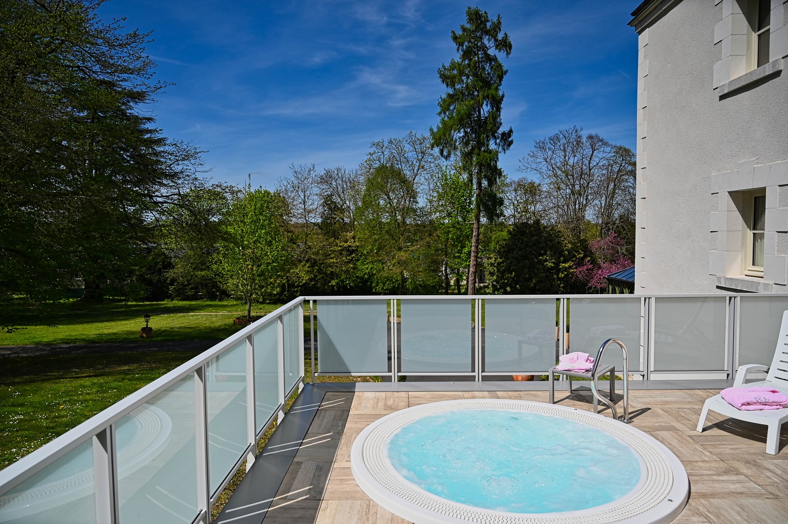 Spa – Bain à remous extérieur situé sur la terrasse Ouest en surplomb du parc